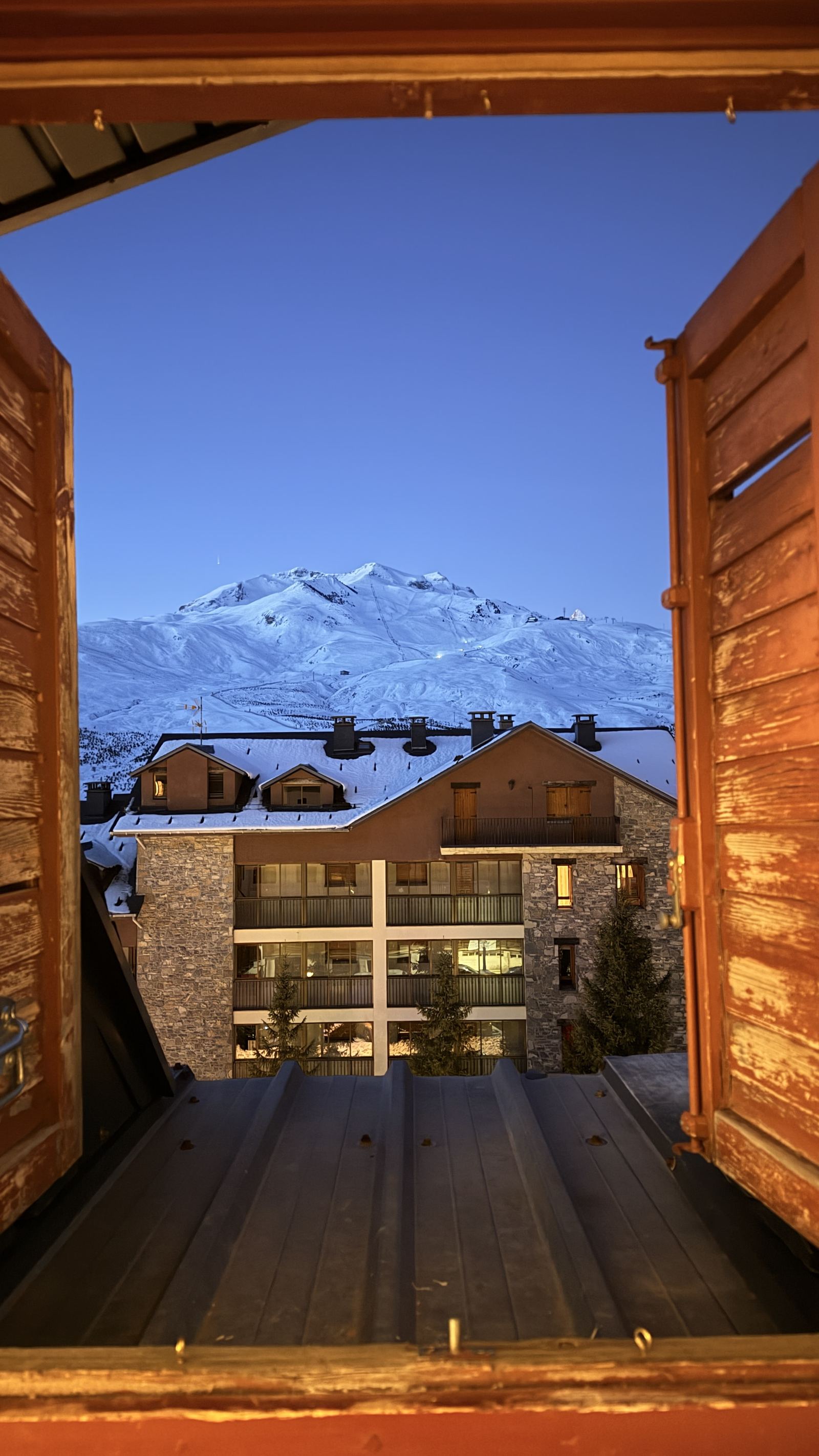 Vistas nevadas de Formigal al atardecer
